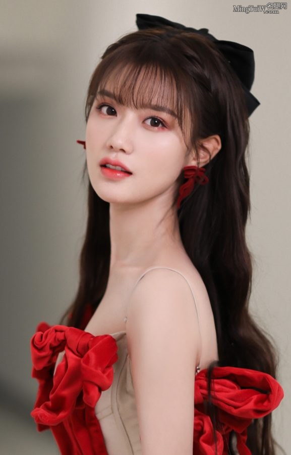 清纯的妹子陈意涵穿露肩低胸礼服微露事业线(3/10)