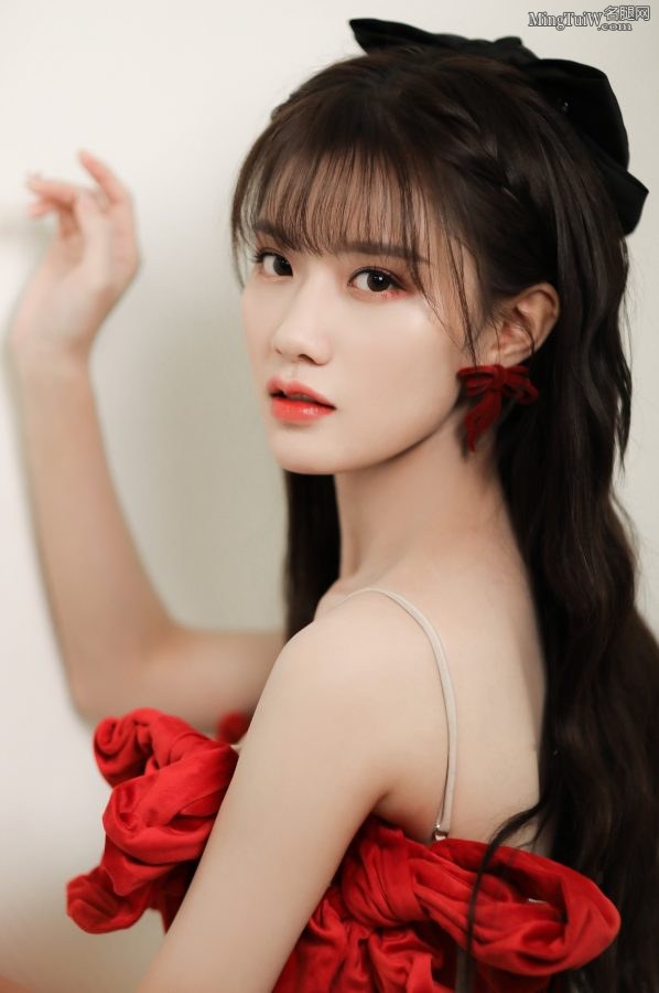 清纯的妹子陈意涵穿露肩低胸礼服微露事业线(4/10)