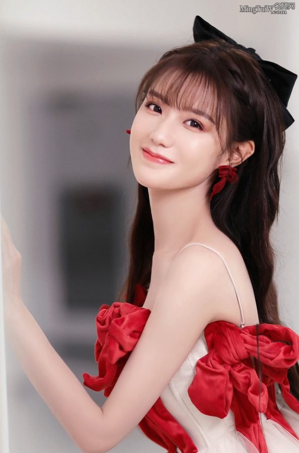 Innocent girl Chen Yihan wears a strapless low-cut dress to reveal her career line(6/10)