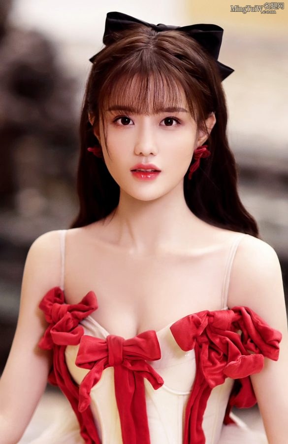 清纯的妹子陈意涵穿露肩低胸礼服微露事业线(7/10)