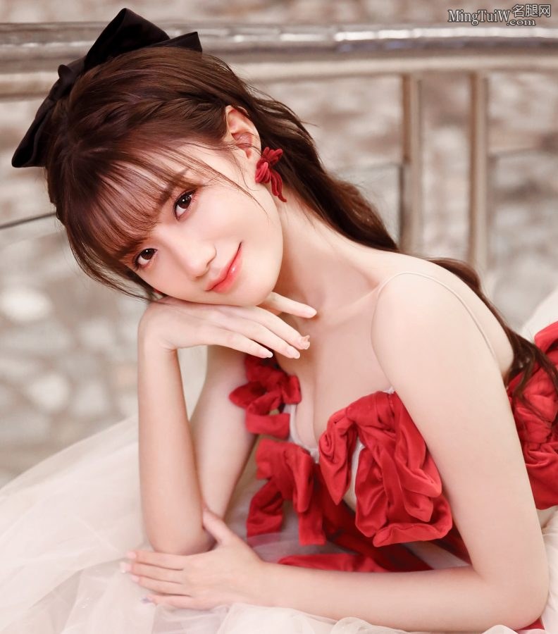 清纯的妹子陈意涵穿露肩低胸礼服微露事业线(8/10)