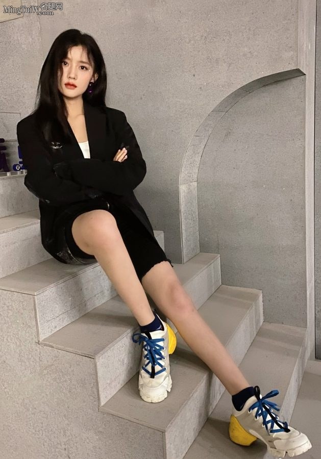 小姐姐陈意涵光洁的玉腿(2/10)