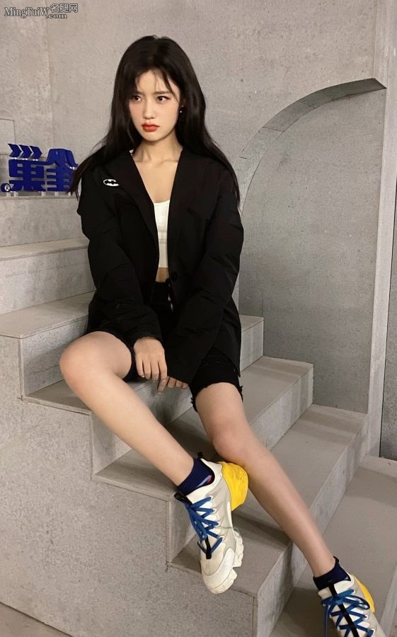 小姐姐陈意涵光洁的玉腿(3/10)