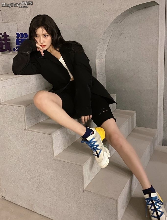 小姐姐陈意涵光洁的玉腿(4/10)