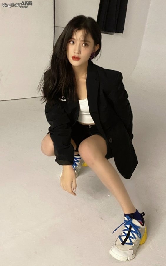小姐姐陈意涵光洁的玉腿(7/10)