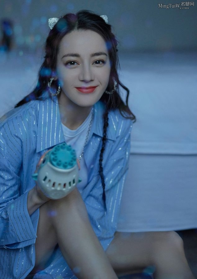 迪丽热巴可爱白棉袜包裹玉脚(4/5)