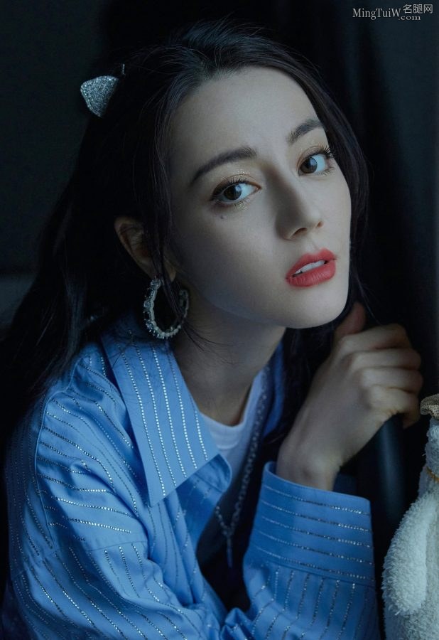 迪丽热巴可爱白棉袜包裹玉脚(5/5)