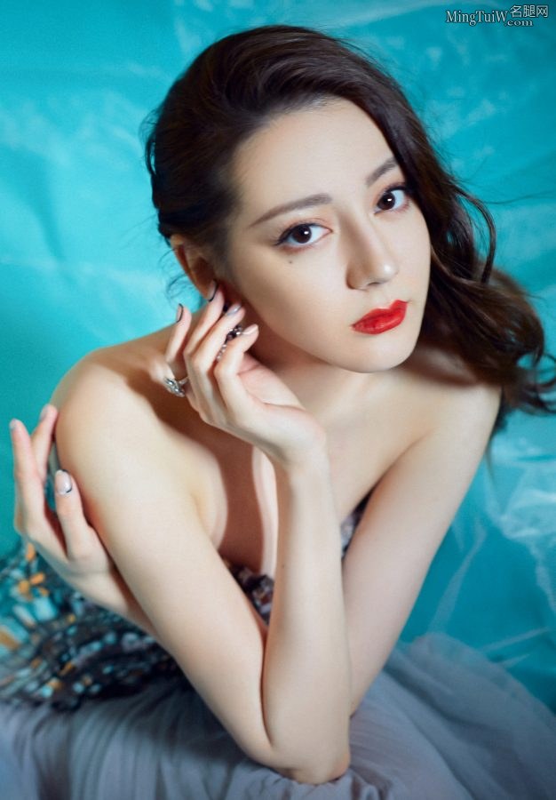 迪丽热巴玉腿白花花红唇动人(5/9)