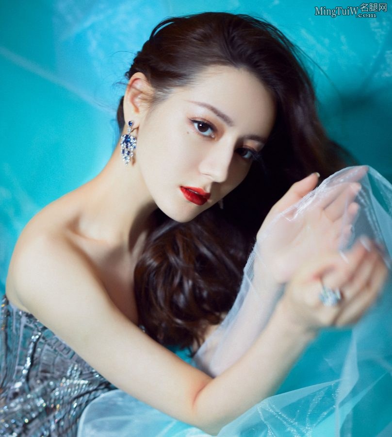 迪丽热巴玉腿白花花红唇动人(6/9)