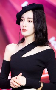 迪丽热巴头戴贝雷帽穿超短裙美腿夹腿坐姿