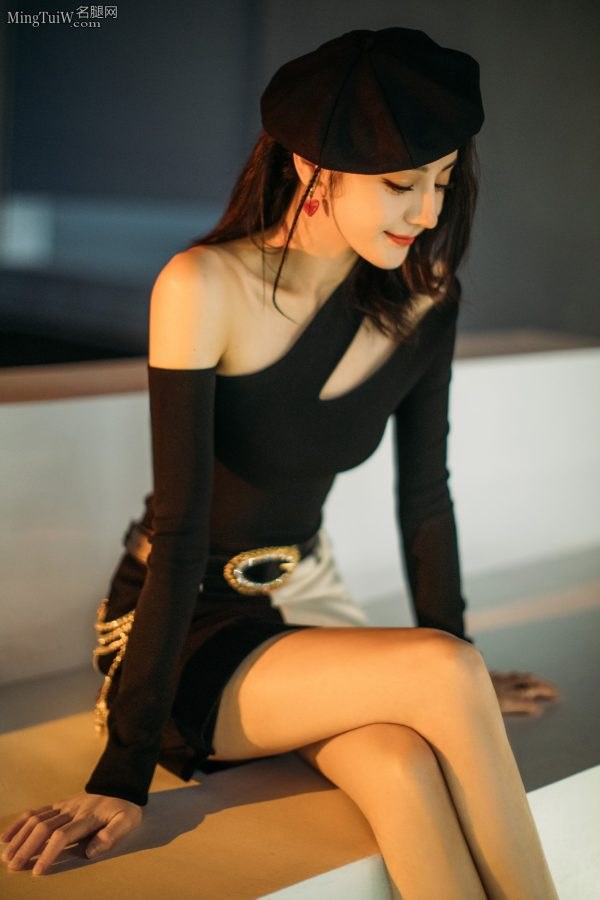 迪丽热巴头戴贝雷帽穿超短裙美腿夹腿坐姿(4/10)