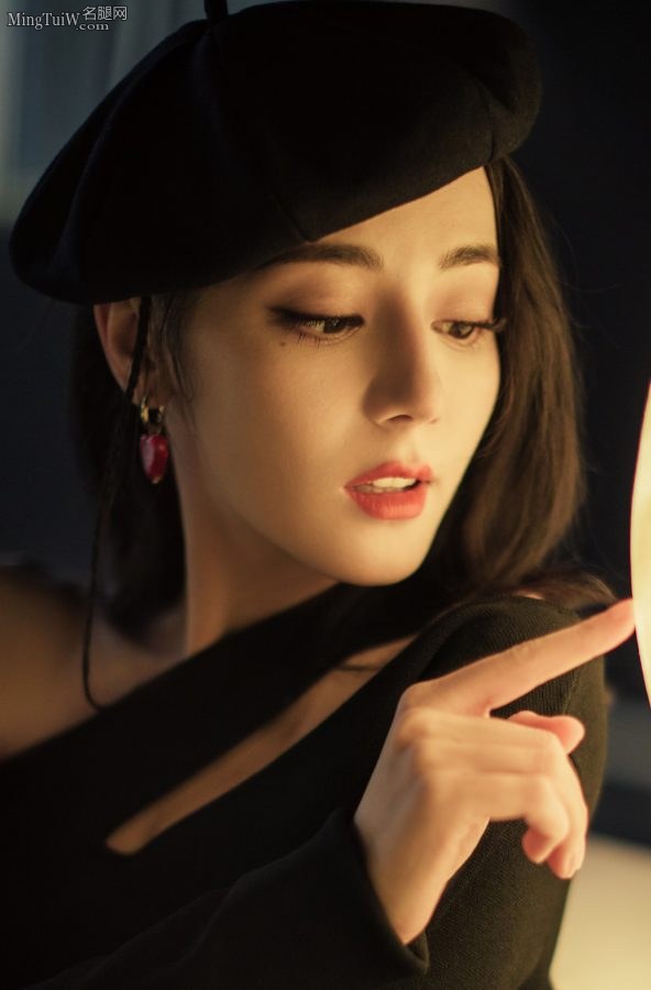 迪丽热巴头戴贝雷帽穿超短裙美腿夹腿坐姿(6/10)