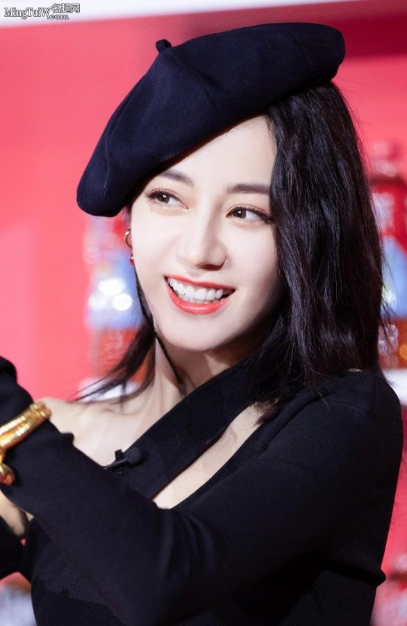迪丽热巴头戴贝雷帽穿超短裙美腿夹腿坐姿(8/10)