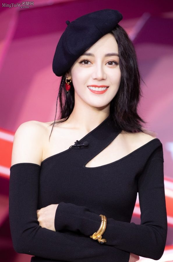 迪丽热巴头戴贝雷帽穿超短裙美腿夹腿坐姿(9/10)