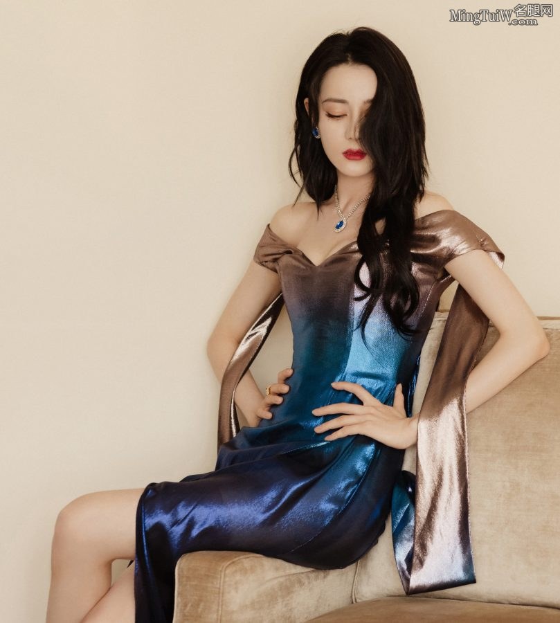 Dilraba's legs are too high when she wears snake-shaped cool high heels(5/6)