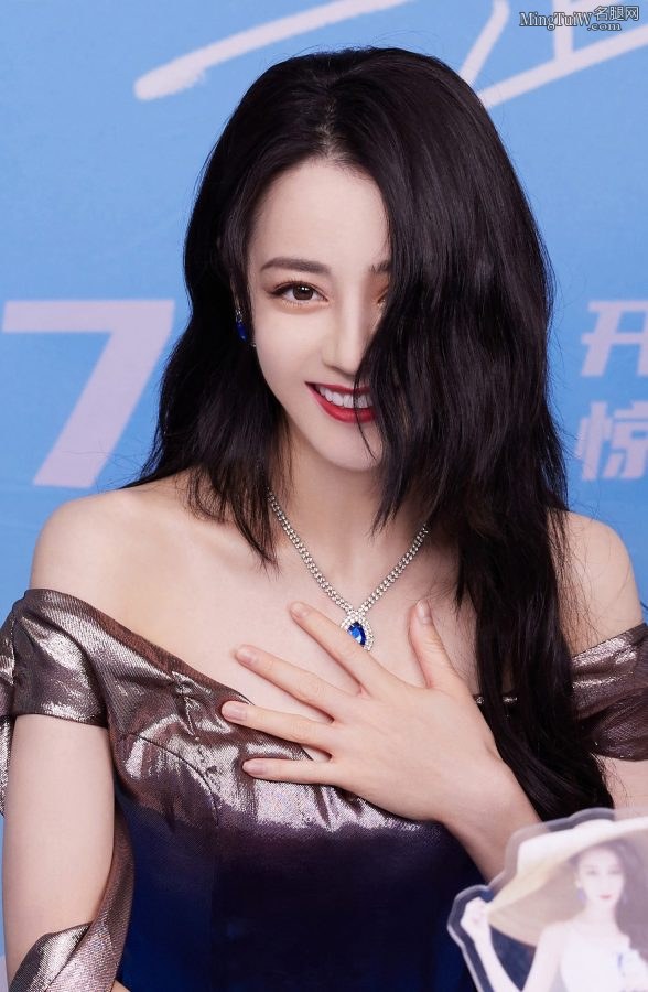 迪丽热巴脚穿蛇形带凉高跟这腿太顶了(6/6)