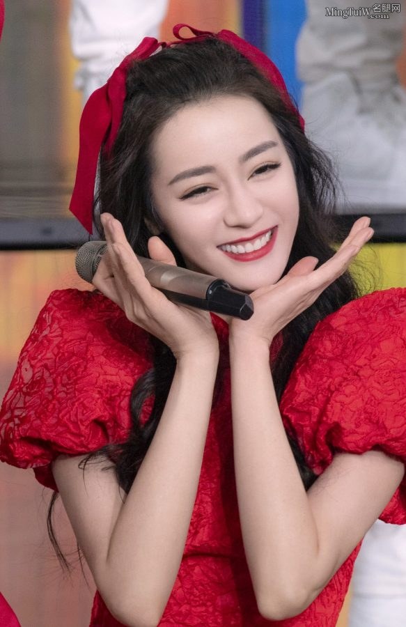 甜度爆表的女星迪丽热巴(2/9)