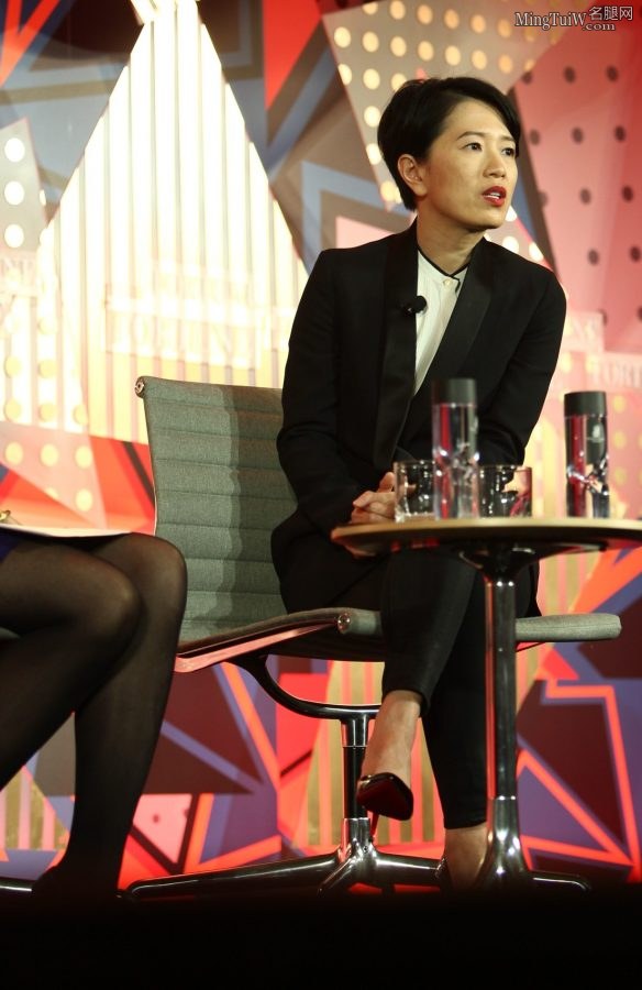 GE Global Senior Vice President Duan Xiaoying wore red stilettos and was interviewed by a black stocking host(2/5)