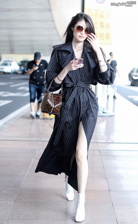 Female model He Sui looks so stylish in white leg short boots at the airport(2/6)