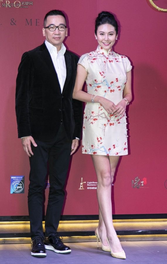 洪晓蕾穿超短旗袍优雅端庄(2/4)