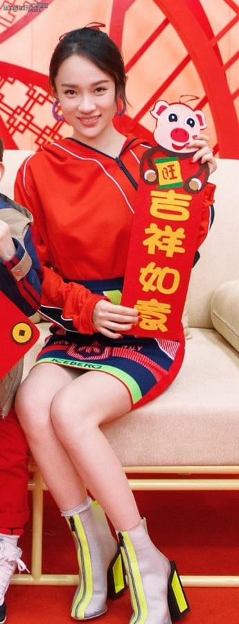 女明星霍思燕漂亮的玉腿(4/5)