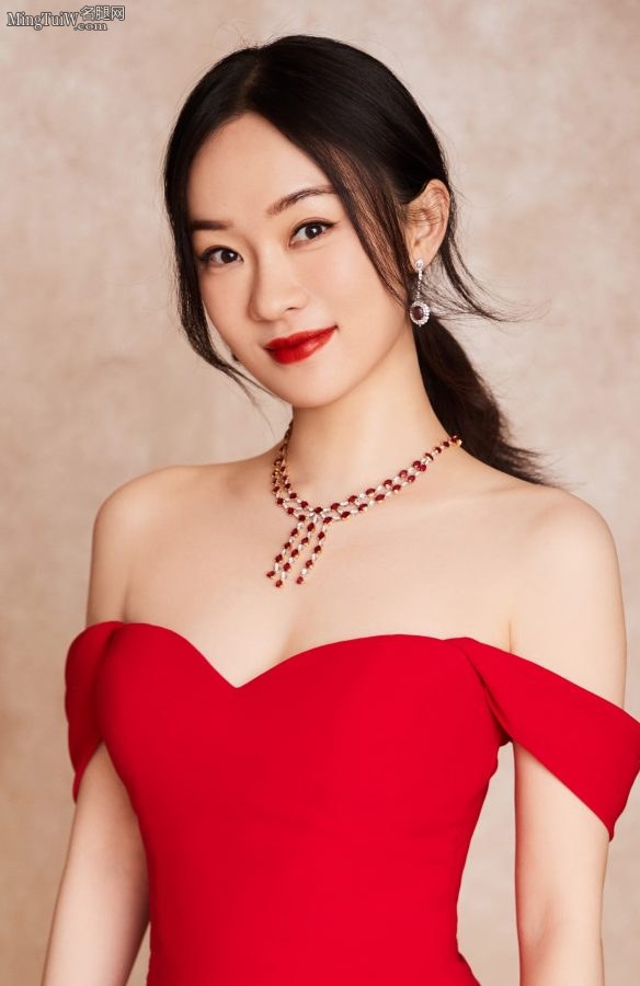 霍思燕穿红色低胸露肩礼服太惹火(2/6)