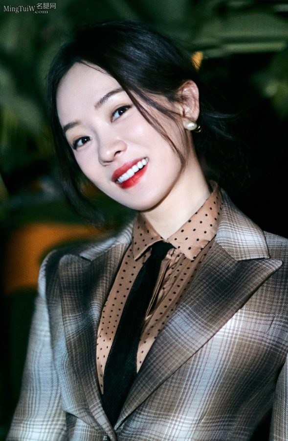 Huo Siyan attended a movie event wearing a suit and short skirt with slender legs(8/9)