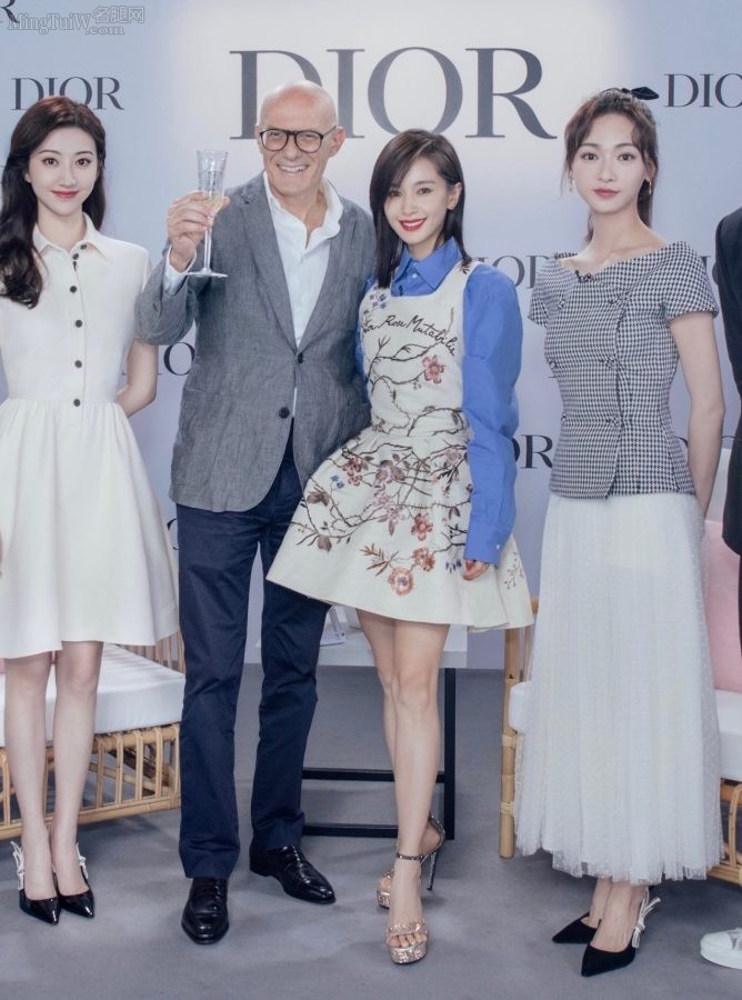 娇艳欲滴的美女景甜细滑美腿踩名牌高跟鞋(6/7)