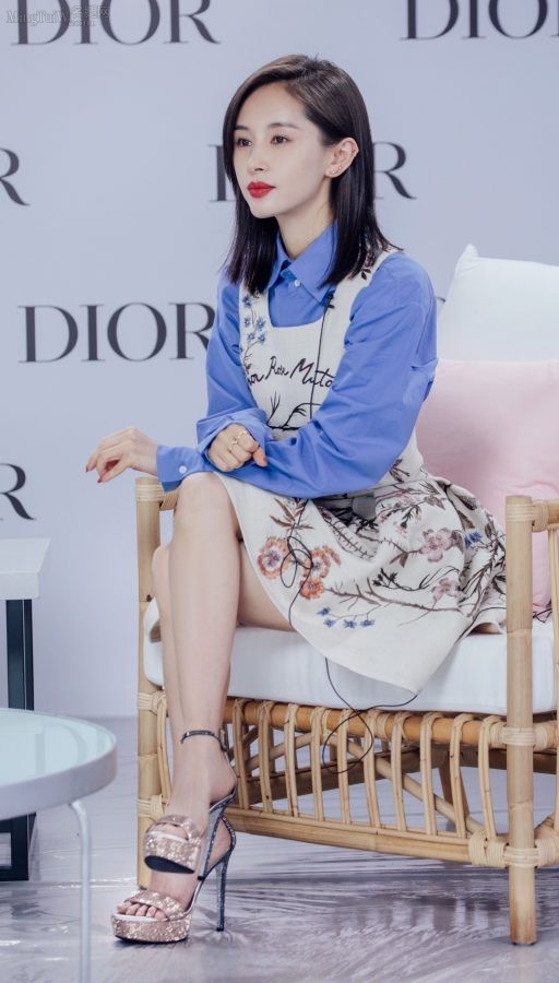 娇艳欲滴的美女景甜细滑美腿踩名牌高跟鞋(7/7)