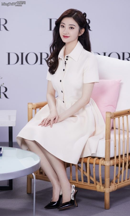娇艳欲滴的美女景甜细滑美腿踩名牌高跟鞋(2/7)