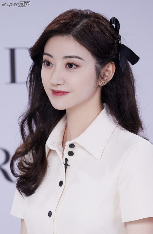 娇艳欲滴的美女景甜细滑美腿踩名牌高跟鞋(3/7)