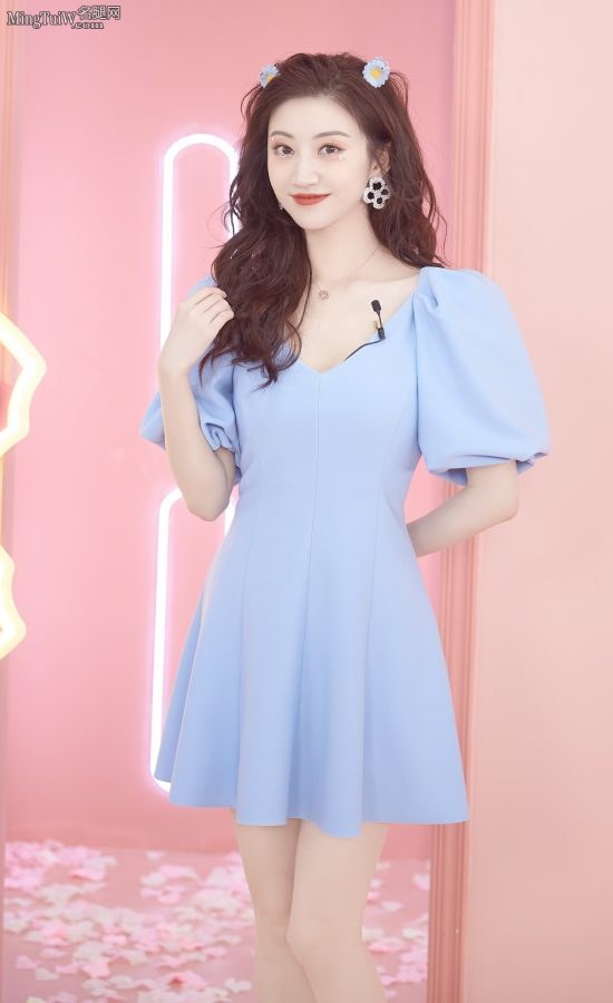 Jing Tian's cute look makes her beautiful and slender legs(2/9)