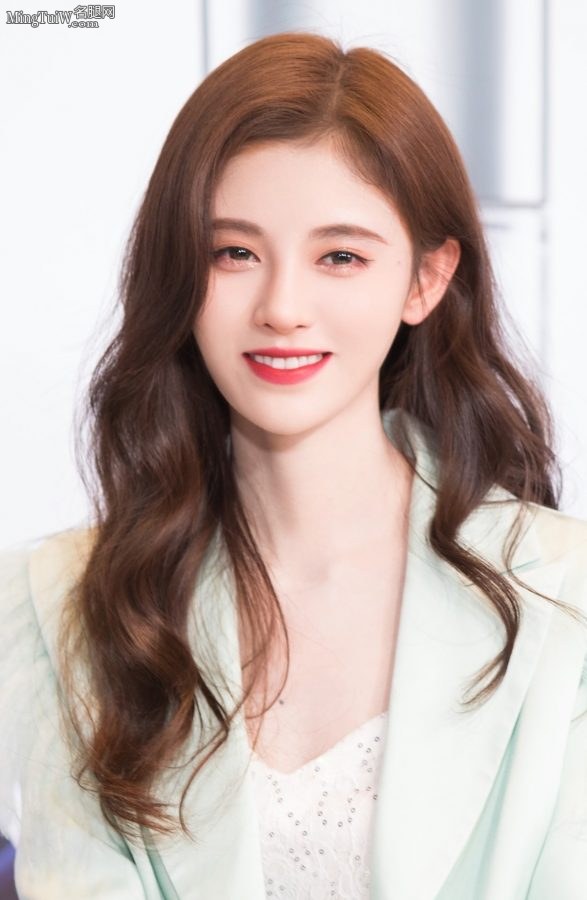清新靓妹鞠婧祎商业代言时秀闪亮美腿(2/4)