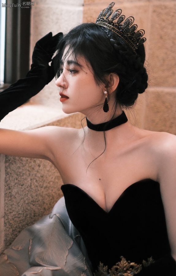 鞠婧祎暗夜公主造型穿低胸裙秀美沟(2/10)