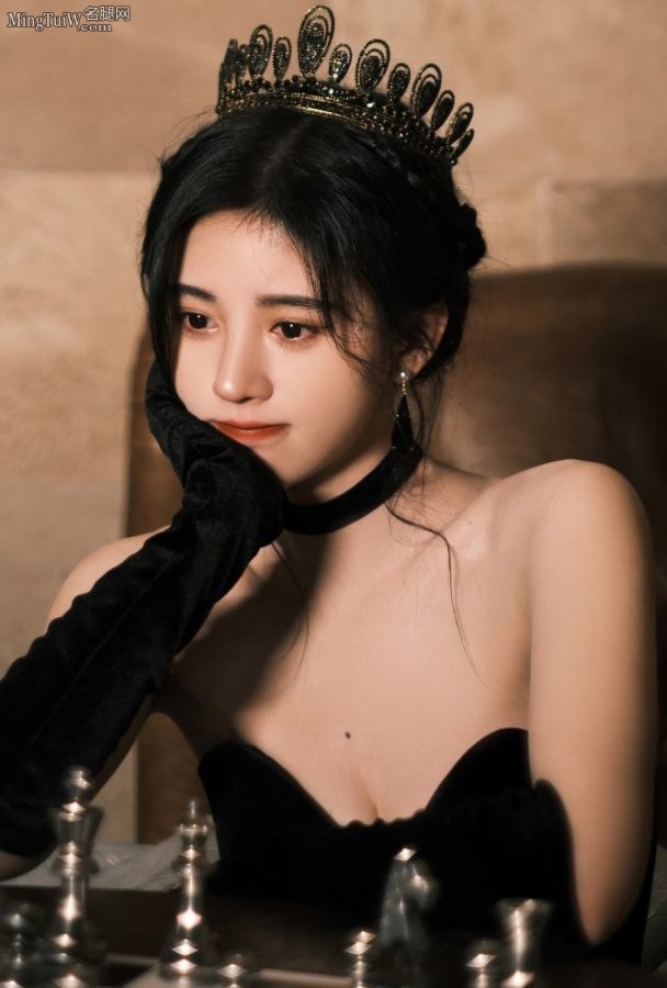 鞠婧祎暗夜公主造型穿低胸裙秀美沟(6/10)