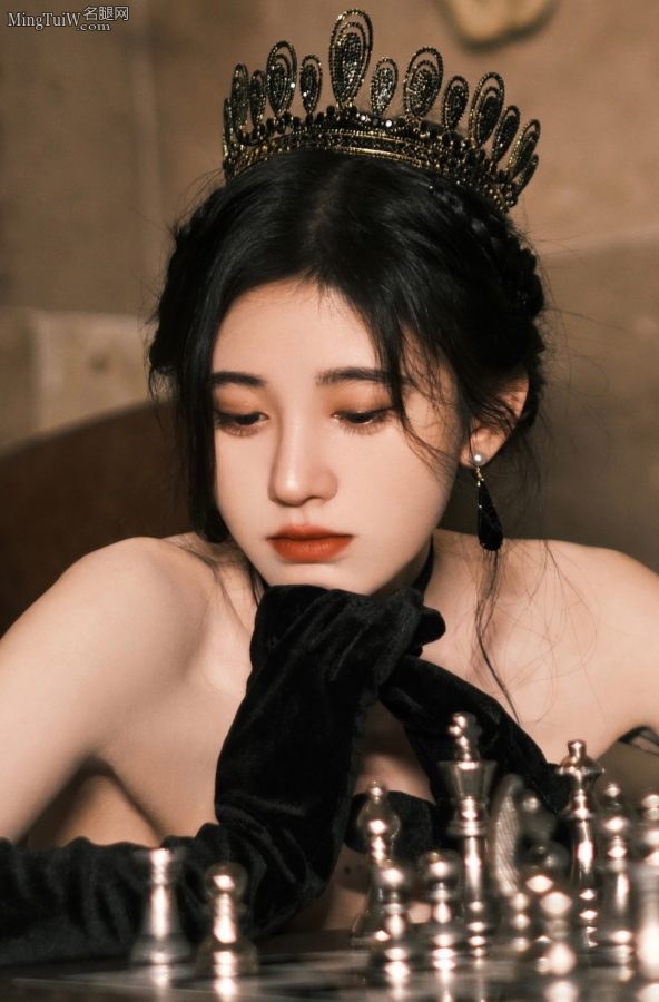 Ju Jingyi looks like a dark night princess and wears a low-cut skirt to show off her beauty(7/10)