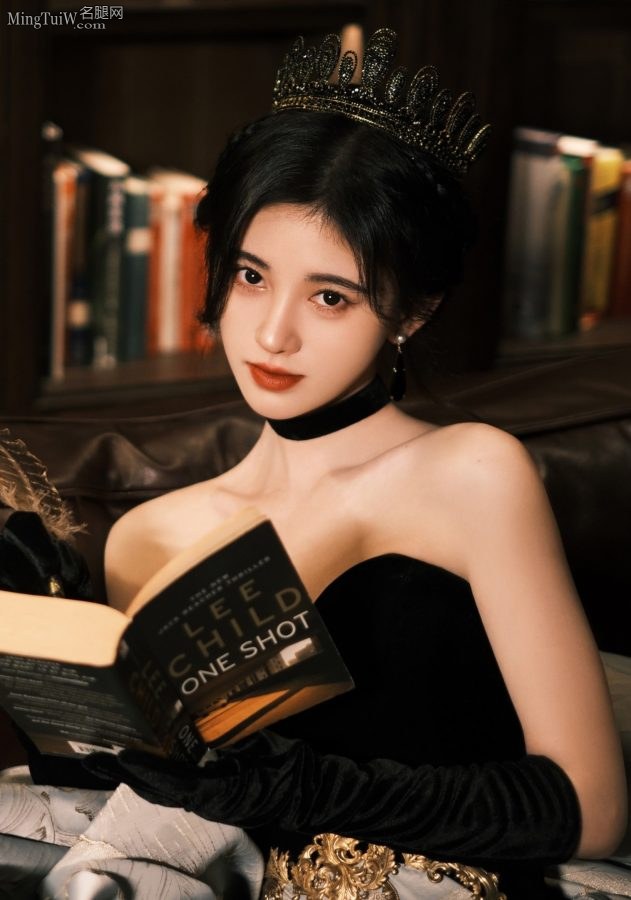 鞠婧祎暗夜公主造型穿低胸裙秀美沟(9/10)
