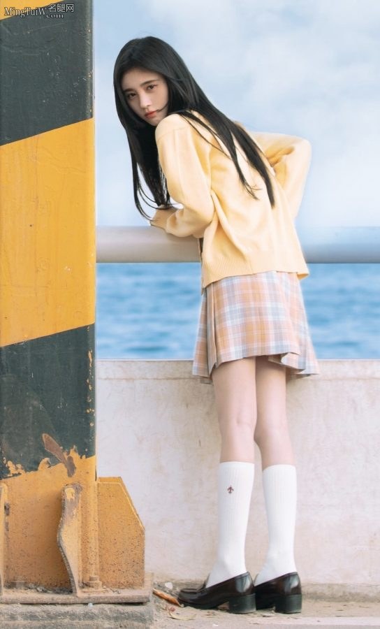 美丽纯净的小姐姐鞠婧祎白筒袜美腿(2/3)