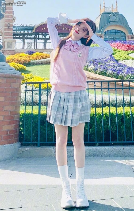 可爱的小姐姐鞠婧祎穿格子短裙畅玩迪士尼(4/5)