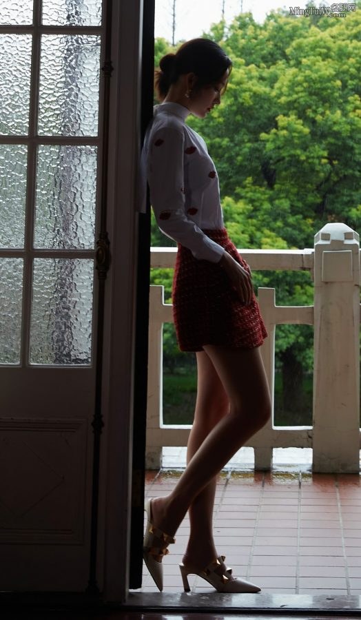 Li Qin looks playful and elegant in a white shirt with red lips and pattern(5/7)