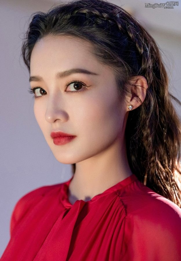 靓丽的女明星李沁红裙细腿凉高跟精致写真(2/4)