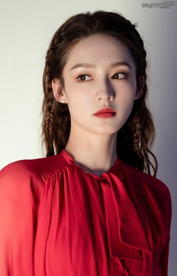 靓丽的女明星李沁红裙细腿凉高跟精致写真(4/4)