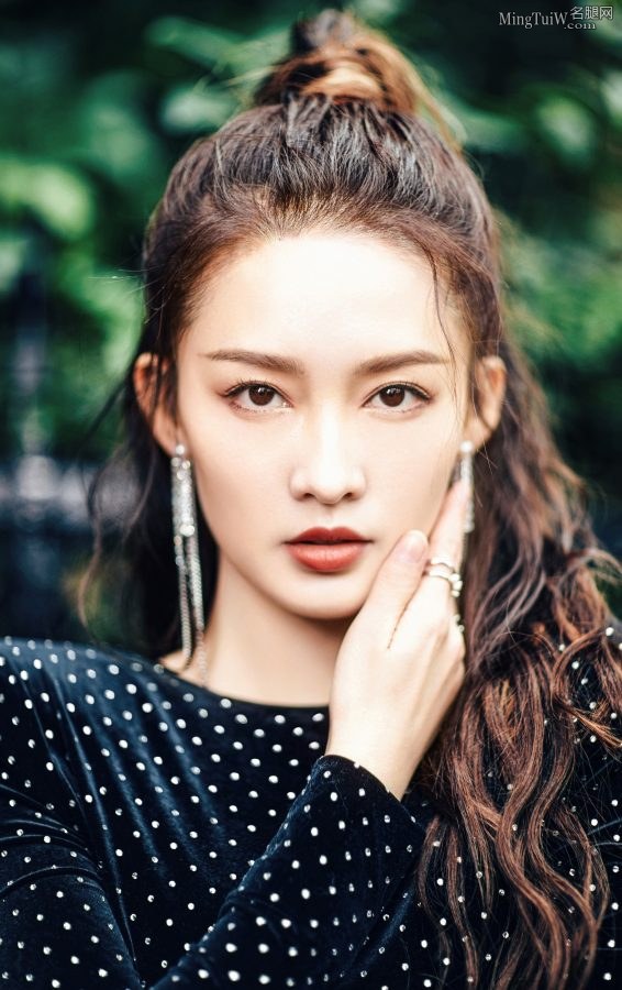 李沁花园拍写真这大长腿太顶了(4/6)