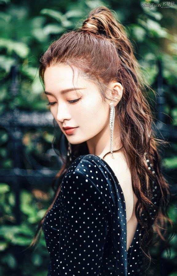 李沁花园拍写真这大长腿太顶了(5/6)