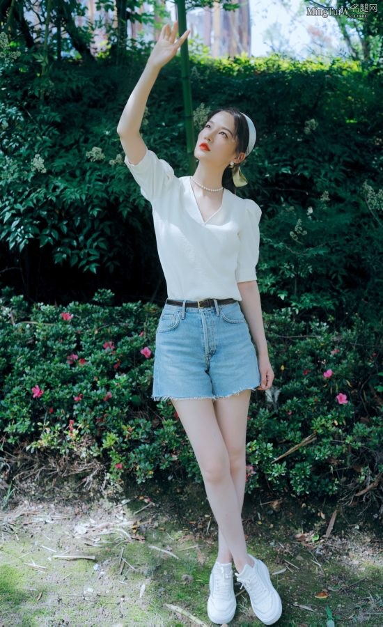 美女李沁穿牛仔短裤在绿草地拍写真，美腿白如牛奶小翘臀也不错(1/7)