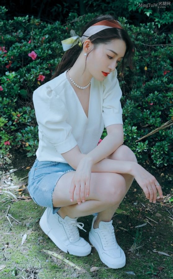 美女李沁穿牛仔短裤在绿草地拍写真，美腿白如牛奶小翘臀也不错(2/7)