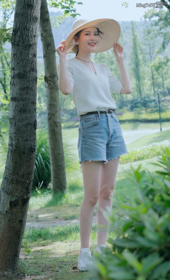 美女李沁穿牛仔短裤在绿草地拍写真，美腿白如牛奶小翘臀也不错(4/7)