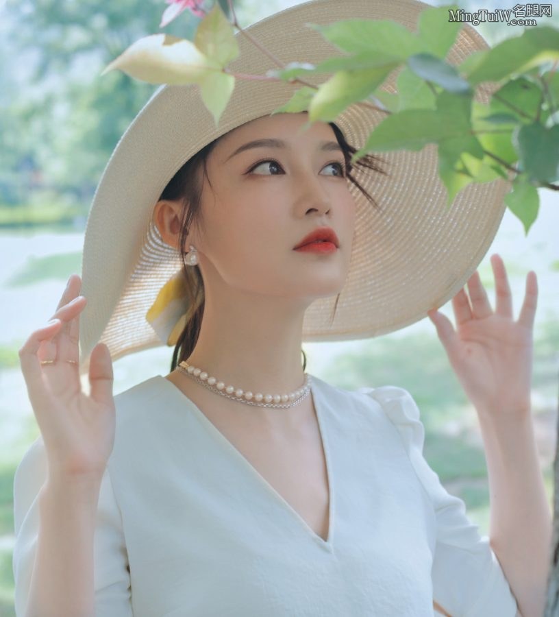 美女李沁穿牛仔短裤在绿草地拍写真，美腿白如牛奶小翘臀也不错(5/7)