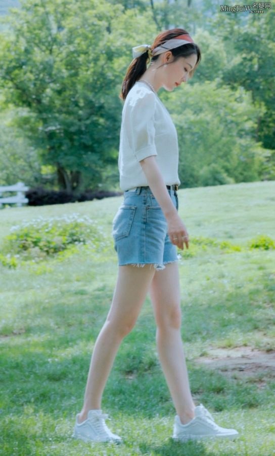 美女李沁穿牛仔短裤在绿草地拍写真，美腿白如牛奶小翘臀也不错（第6张/共7张）