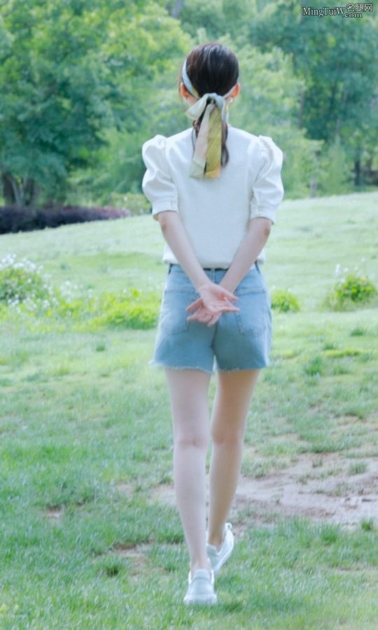 美女李沁穿牛仔短裤在绿草地拍写真，美腿白如牛奶小翘臀也不错(7/7)